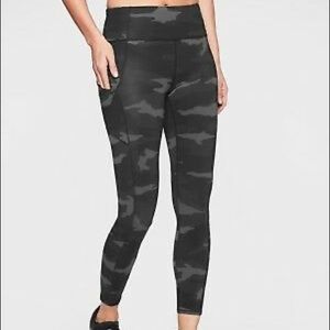 X-Small Athleta Contender 7/8 Length Zip Pocket Black Camo Tights